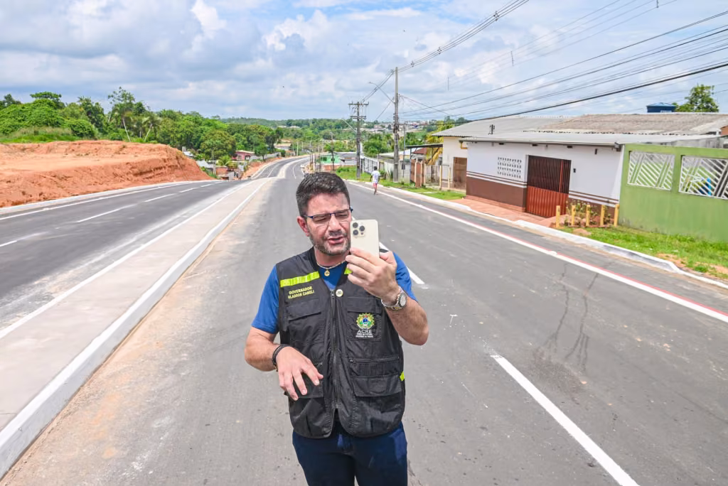 Gladson Cameli no meio de uma avenida duplicada e recém-asfaltada