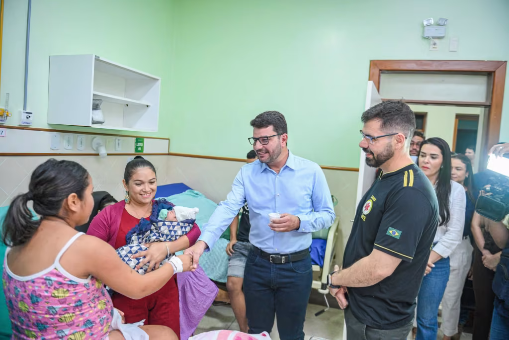 Gladson Cameli conversa com mães e bebês em uma maternidade