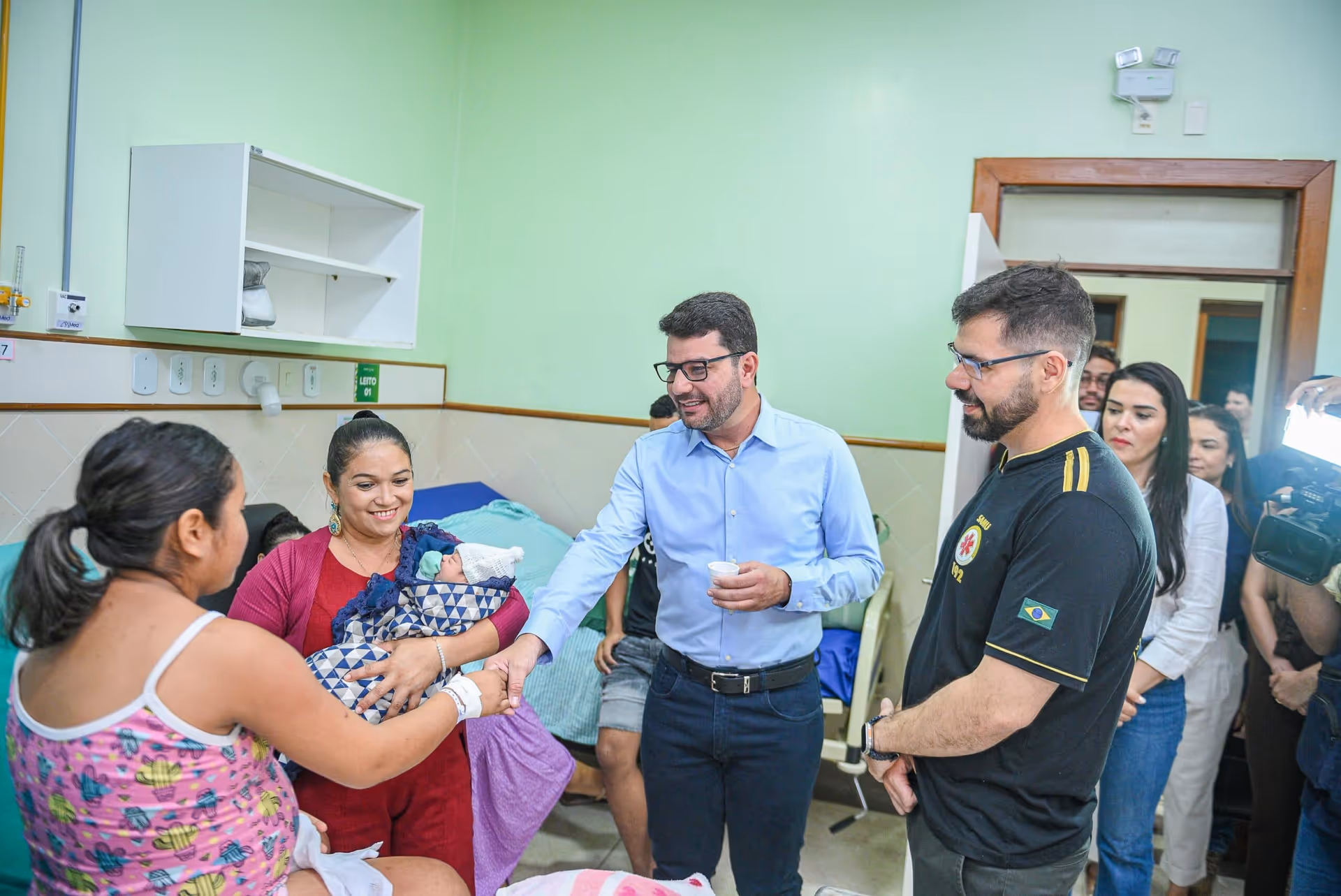Gladson Cameli conversa com mães e bebês em uma maternidade