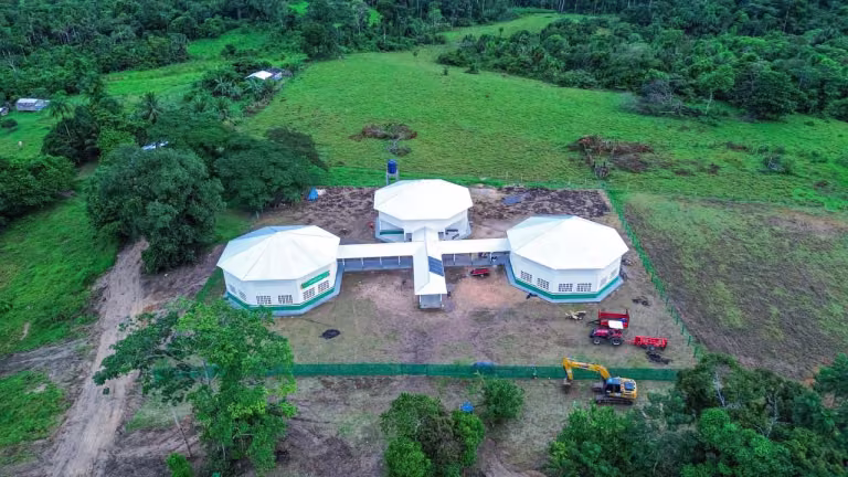 Escola-modelo na Terra Indígena Nukini, em Mâncio Lima