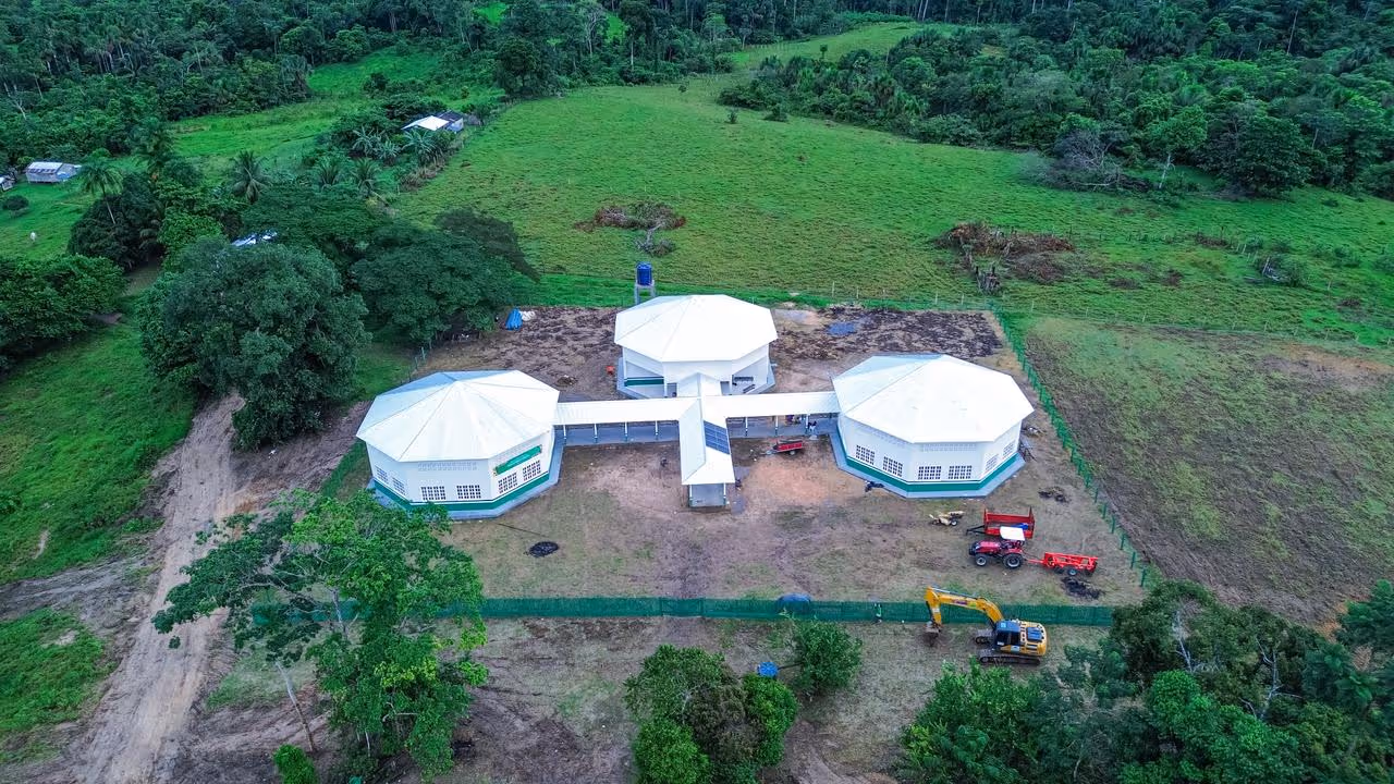 Escola-modelo na Terra Indígena Nukini, em Mâncio Lima