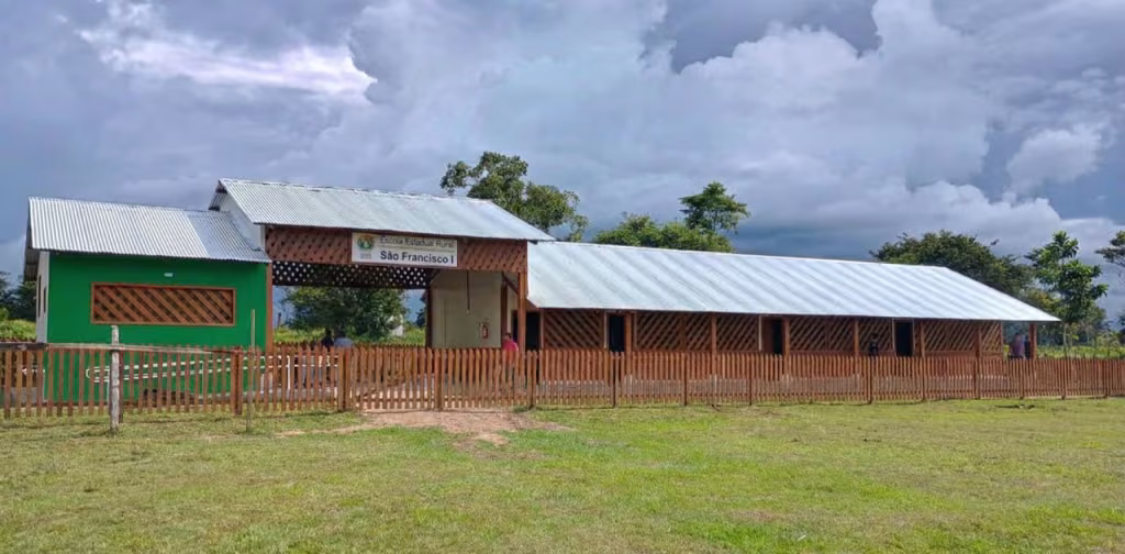 Localizada às margens do Rio Purus, a unidade atende alunos do ensino fundamental, EJA e ensino médio, garantindo acesso à educação em área de difícil acesso