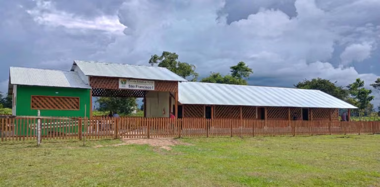 Localizada às margens do Rio Purus, a unidade atende alunos do ensino fundamental, EJA e ensino médio, garantindo acesso à educação em área de difícil acesso