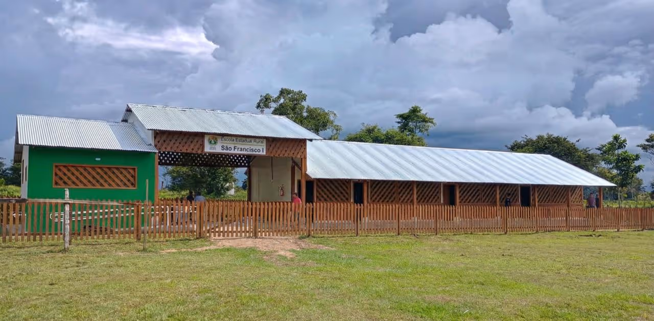 Localizada às margens do Rio Purus, a unidade atende alunos do ensino fundamental, EJA e ensino médio, garantindo acesso à educação em área de difícil acesso