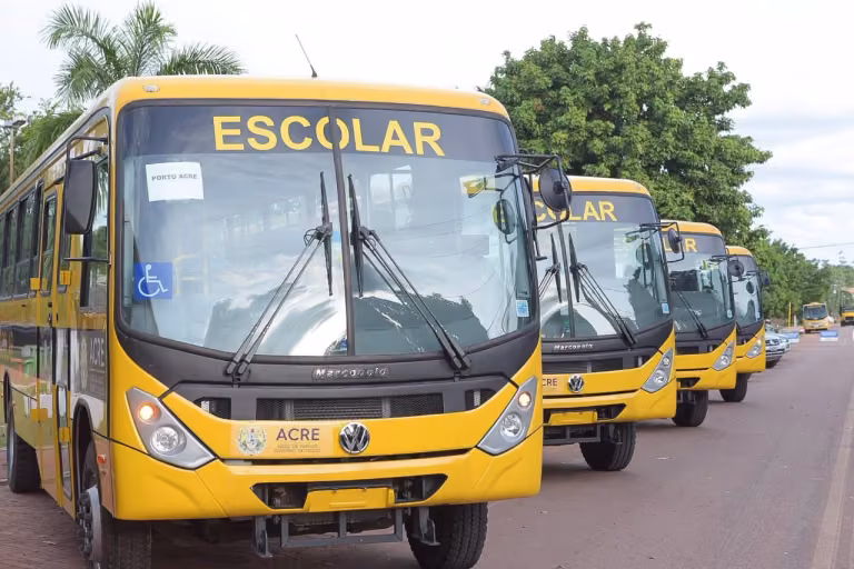 Ônibus escolares para a zona rural, em Porto Acre