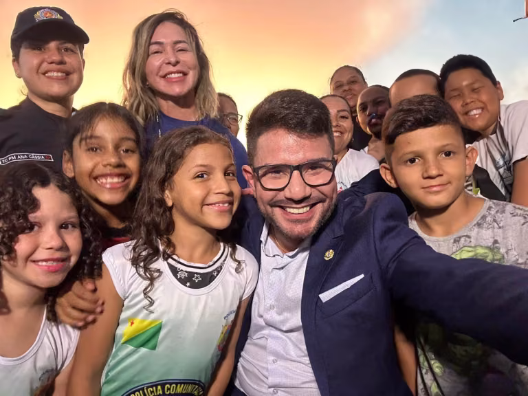 Gladson Cameli faz uma selfie com crianças sorridentes